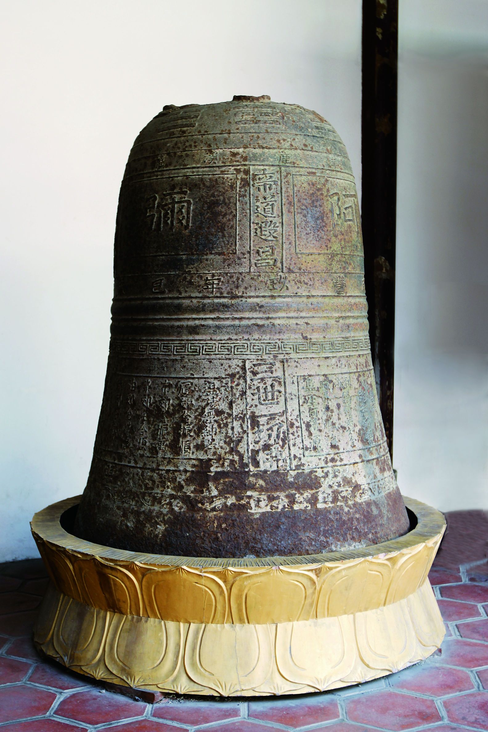 Longshan Temple: Bell