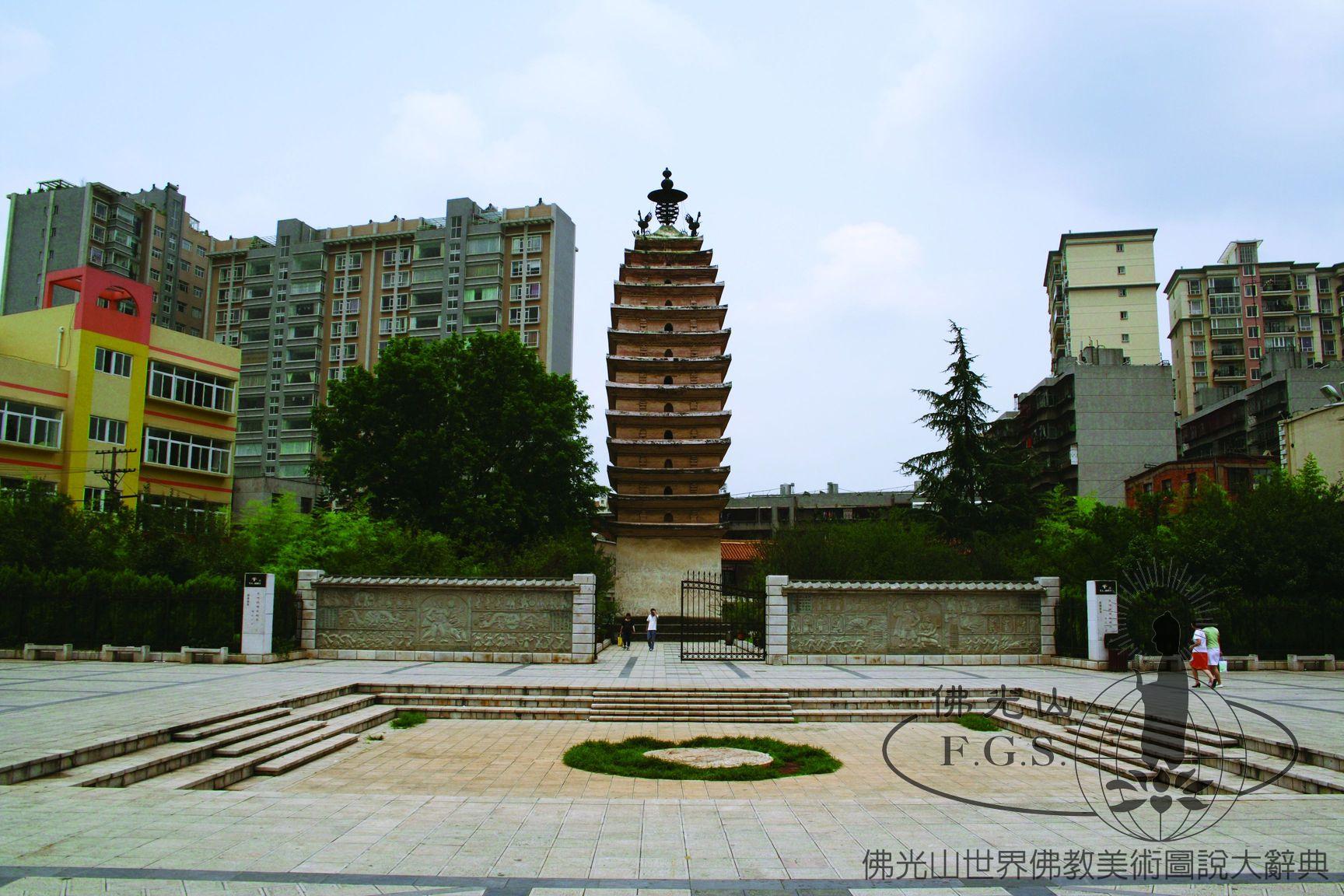 Kunming East and West Temple Pagodas