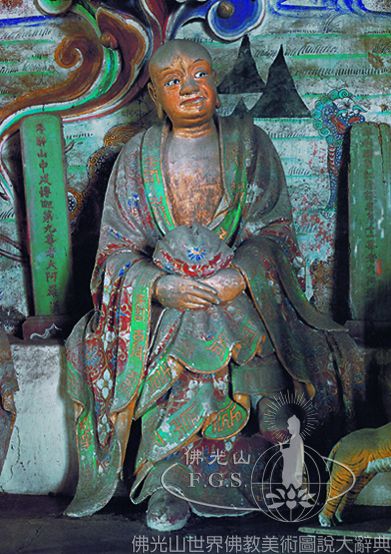 Zijin Temple Main Hall: Sixteen Arhats