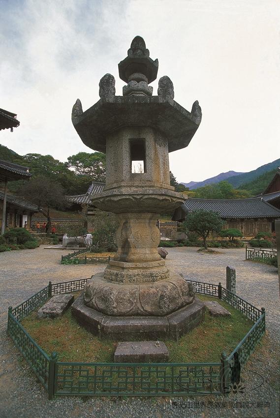 Hwaeomsa Temple Hall of the Enlightened Emperor