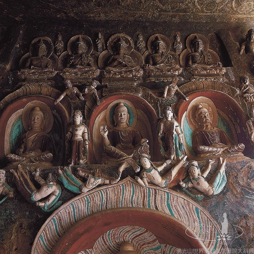 金塔寺石窟東窟中心柱右面上層龕三佛
