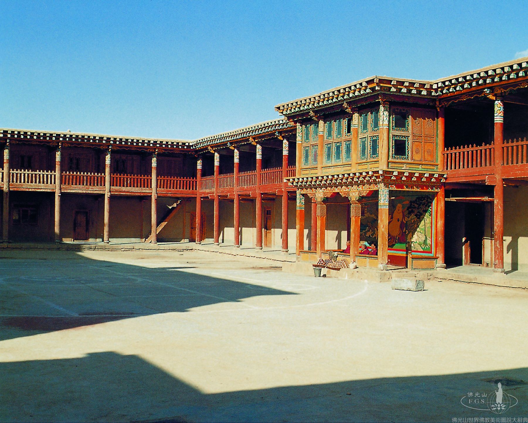 東竹林寺大殿前庭院