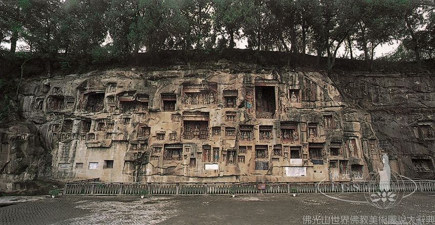 巴中南龕石窟外景