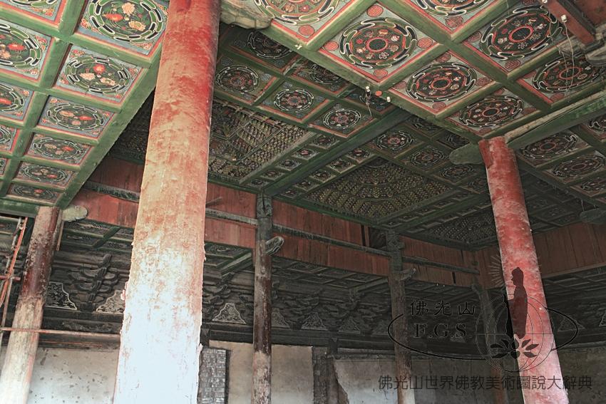 靈岩寺大雄寶殿內部