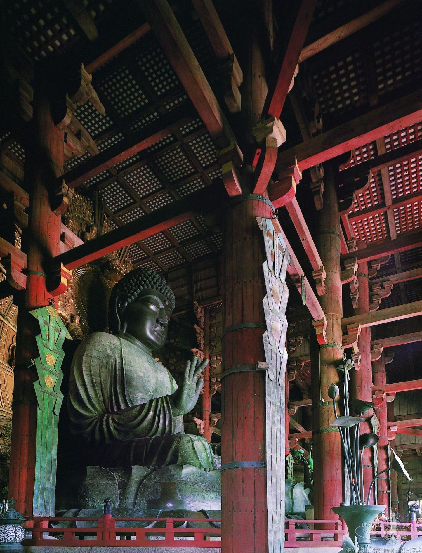 東大寺金堂內部