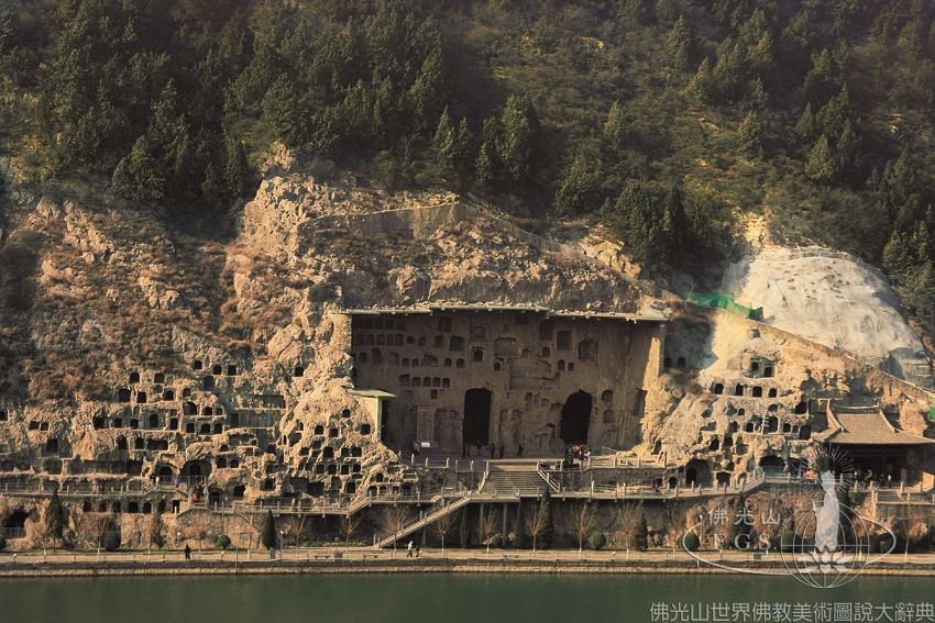 龍門石窟賓陽洞遠景